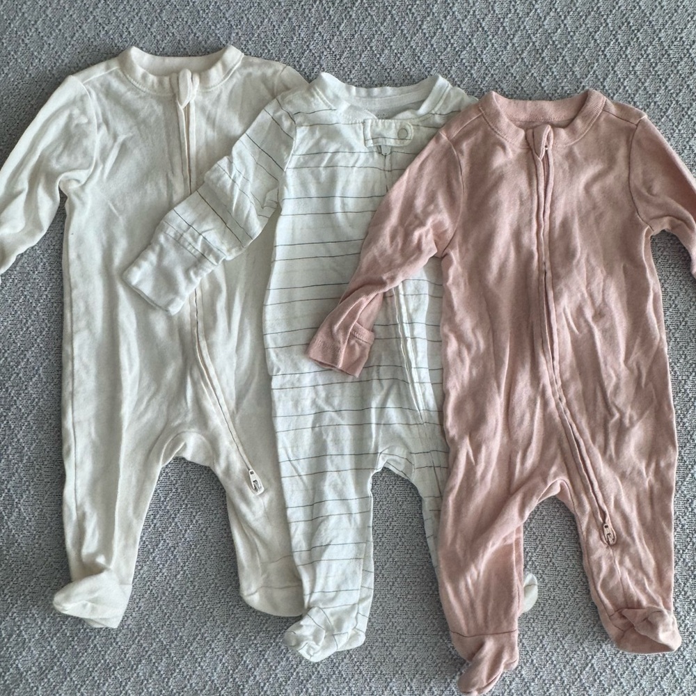 3 pairs of baby footies size 0-3 Months - GAP and Old Navy